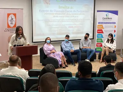 54 j&oacute;venes del Valle se certificaron hoy como veedores de la democracia electoral